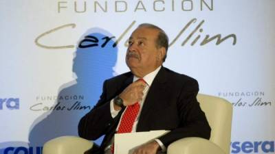 El multimillonario Carlos Slim continúa descendiendo en la lista de Forbes.