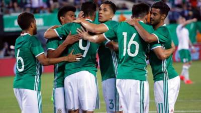 Futbolistas de la selección de México celebrando un gol contra Irlanda. Foto AFP