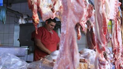 Vendedor de El Dandy en el área de carnes.