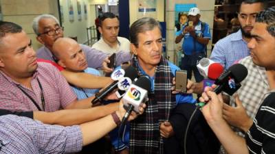 Jorge Luis Pinto dando declaraciones a los medios. Foto Ronald Aceituno