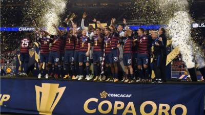 Los jugadores de Estados Unidos celebrando con el trofeo de campeones de la Copa Oro 2017. Foto AFP