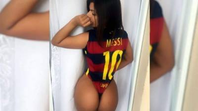 ​La modelo brasileña Suzy Cortez ha compartido en sus redes sociales unas fotos con la camiseta del jugador del FC Barcelona, Lionel Messi, para felicitarlo por la conquista de su quinto Balón de Oro.