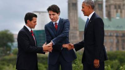 El presidente estadounidense Barack Obama participó en su última reunión de 'Los Tres Amigos'. La cumbre norteamericana se centró en Donald Trump y los efectos del Brexit en América. Al final, un incómodo saludo entre Enrique Peña Nieto, Justin Trudeau y Obama dejó esta imagen que terminó viralizándose en las redes sociales.