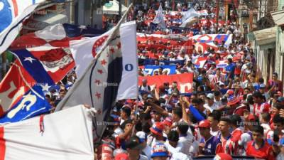 La barra del Olimpia armó una verdadera fiesta en las calles de Tegucigalpa y te presentamos las imágenes de su llegada al estadio Nacional para el clásico ante Motagua. Fotos Ronald Aceituno.