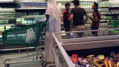 Cataríes se abastecen en un supermercado de Doha, la capital de Catar.