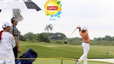 La actividad golfística del Honduras Open del PGA Tour Latinoamérica arrancó la mañana de este jueves desde las 6:30 am y algunos jugadores alcanzaron a terminar su primera ronda, en medio de una ligera llovizna que estuvo cayendo por momentos toda la mañana. Fotos Delmer Martínez