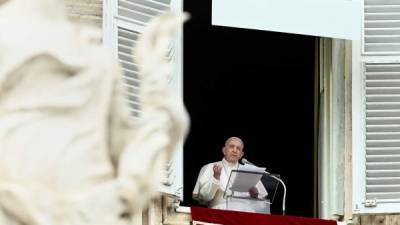 El papa Francisco da su tradicional oración dominical del Ángélus sobre la plaza vaticana de San Pedro este domingo 6 de junio de 2021. Foto: AFP