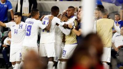 Los jugadores de la Selección de Honduras celebrando el gol de Jorge Álvarez. Foto EFE