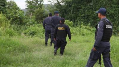 La Policía ayer cuando ubicó el cuerpo en las cañeras de Chamelecón.