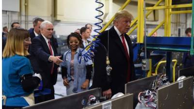 Donald Trump en su visita a una empresa de su país. Foto AFP / Timothy A. Clary.