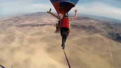 Este joven, Andy Lewis (27) completó una caminata sobre un cable entre dos globos aerostáticos de más de 1,200 metros de altura. Foto YouTube