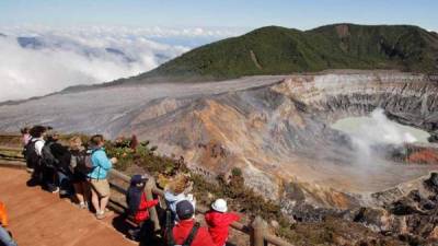 Un grupo de turistas en el volcán Poas, un parque nacional ubicado en la provincia de Alajuela, Costa Rica.