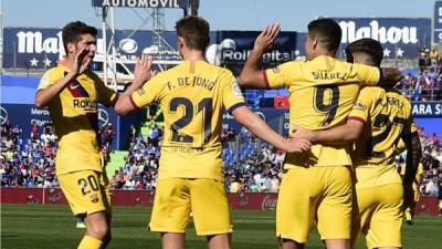 Luis Suárez celebrando su gol con Carles Pérez, Frenkie de Jong y Sergi Roberto. Foto AFP