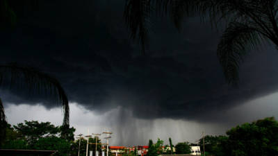 El SMN informa que la masa de aire frío dejará lluvias en las zonas norte y occidente.