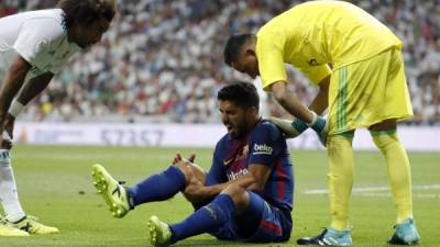 El uruguayo Luis Suárez, delantero del Barcelona, deberá estar de baja al menos un mes, según un comunicado de la Federación de su país. EFE