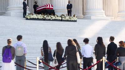 Los restos de la jueza Ruth Bader Ginsburg reposan frente a la Corte Suprema de Justicia de EEUU para un homenaje público de tres días. /AFP.