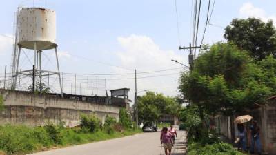 Los alrededores del predio se observan llenos de basura y la maleza está alta.