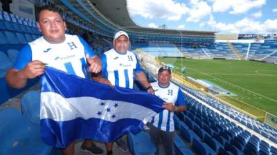 Ellos han sido los primeros catrachos en ingresar al estadio Cuscatlán. Foto Yoseph Amaya.