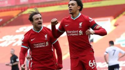 El Liverpool derrotó con remontada incluida al Aston Villa gracias a un gol de Trend Alexander-Arnold. Foto AFP