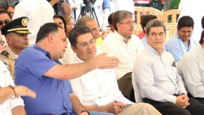 El alcalde Armando Calidonio junto al presidente Juan Orlando Hernández durante la apertura de sobres. Foto: Yoseph Amaya