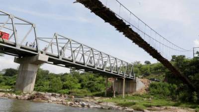 El nuevo puente fue construido a la par de uno de hamaca que era utilizado después del Mitch.