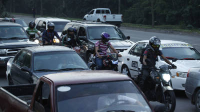 MOTOCICLETAS Los conductores de motos hacen malabares para sortear el tráfico.