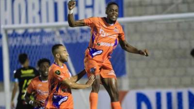 Sonny Fernández le dio el empate a la UPN contra el Real España. Foto Ronald Aceituno