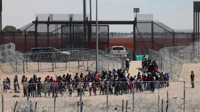 Un grupo de migrantes es procesado por la Patrulla Fronteriza de Estados Unidos en el sur Texas.