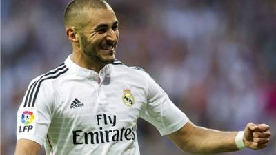 Real Madrid's French forward Karim Benzema (2L) is congratulated by teammates during the Spanish King's Cup (Copa del Rey) football match between UD Melilla and Real Madrid CF at the Alvarez Claro municipal stadium in the autonomous city of Melilla on October 31, 2018. (Photo by JORGE GUERRERO / AFP)