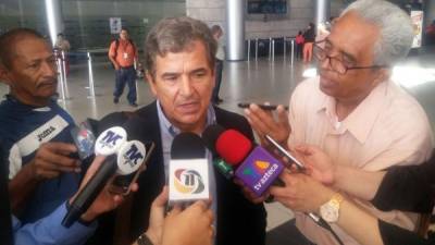 Jorge Luis Pinto en el aeropuerto Toncontín de Tegucigalpa a su regreso al pais.