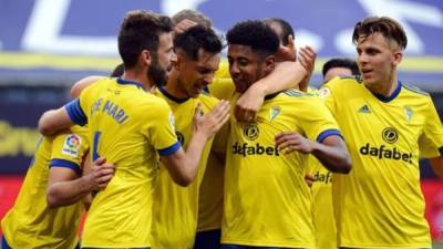 'Choco' Lozano y sus compañeros celebraron la victoria del Cádiz para sellar la continuidad en la Liga Española.