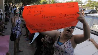 Durante varias horas, los pobladores se apostaron frente a las oficinas de la Enee.