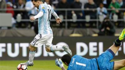 Messi eludió de manera espectacular al arquero de Bolivia. Foto AFP/ Jason Redmond.