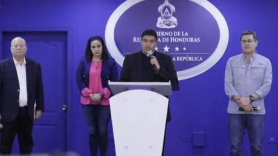 El Padre Javier Martínez acompaña en la oración al presidente de Honduras, Juan Orlando Hernández.