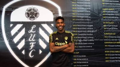 Junior Firpo posando con la camiseta del Leeds United. Foto Twiter Leeds United.