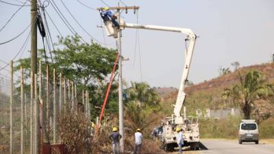 Cuadrillas de la Enee trabajaban ayer en la rehabilitación del sistema en la zona afectada. Foto: Efraín Molina