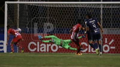 Jonathan Rougier se lució con sus atajadas en el inicio del Motagua vs Vida.