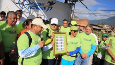 El mandatario hondureño recibió simbólicamente el primer billete de la lotería.