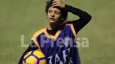 Matías Vázquez la hace de recogepelotas en el Motagua. Foto Ronald Aceituno