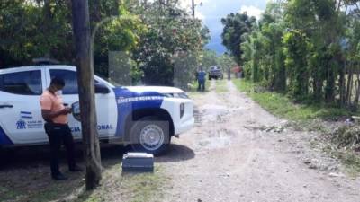 La mujer asesinada tenía un disparo por arma de fuego en la espalda.