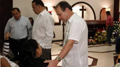 El empresario Luis Larach, el alcalde Armando Calidonio y el regidor Samuel Madrid esta mañana en la funeraria.