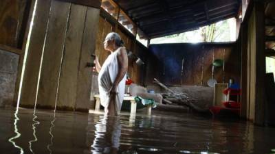 Se busca evitar inundaciones en casas, como la de esta señora, en época lluviosa.