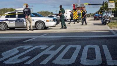 Varios policías vigilan frente a la escuela de secundaria Marjory Stoneman Douglas de la ciudad de Parkland, Florida. Foto: EFE