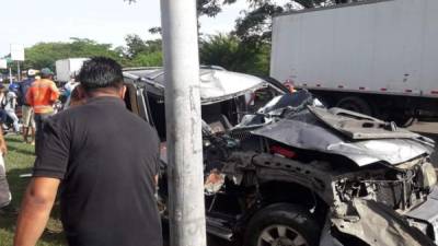 Uno de los tres heridos quedó atrapado en el amasijo de hierro del vehículo.