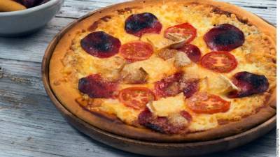 Hornear la pizza a 185°C por 15 minutos y servir.