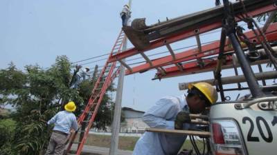 Cuadrillas de la Enee realizan mantenimientos en una zona de la ciudad. Foto: Wendell Escoto.