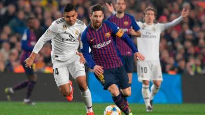 Messi conduce el balón en el clásico ante el Real Madrid.