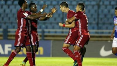 Jugadores del FC Dallas, entre ellos el hondureño Maynor Figueroa, celebran un gol contra el Suchitepéquez. Foto EFE