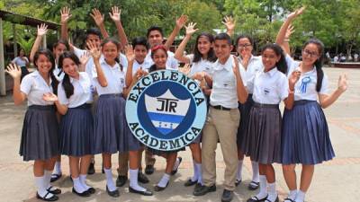 Los alumnos de excelencia académica del Instituto José Trinidad Reyes celebran el Día del Estudiante con orgullo ante el lente de LA PRENSA. Fotos: Jorge Monzón