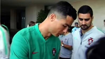 Cristiano Ronaldo firmó una camiseta del Real Madrid en la concentración de Portugal.